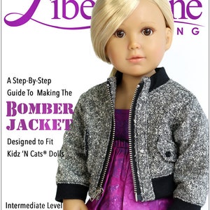 Puede incluir: Una guía paso a paso para hacer una chaqueta bomber para muñecas Kidz 'N Cats. El patrón es un patrón de costura PDF de nivel intermedio que puedes descargar, imprimir y coser. La imagen muestra una muñeca con una chaqueta bomber gris y negra con cierre de cremallera.