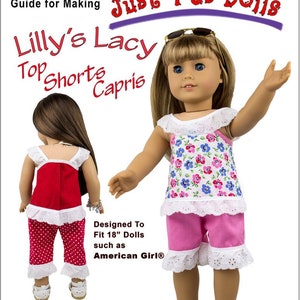 Op de afbeelding: Een naaipatroon voor een poppenoutfit, genaamd "Lilly's Lacy Top Shorts Capris". Het patroon is ontworpen voor poppen van 45,7 cm, zoals American Girl poppen. Het patroon is voor beginners en bevat instructies om het outfit te downloaden, af te drukken en te naaien. De afbeelding toont een pop die het voltooide outfit draagt, dat bestaat uit een rood topje met witte kant, een rood broekje met witte stippen en witte kant, en witte schoenen.