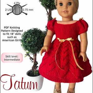 Peut inclure: Une robe rouge en tricot avec une ceinture en ruban doré, conçue pour les poupées de 45 cm. La robe a un motif en losange et est présentée sur une poupée aux cheveux blonds. Le texte "Tatum" est écrit dans une police décorative sous la poupée. Le texte "Dan-El Designs" est écrit dans le coin supérieur droit de l'image.
