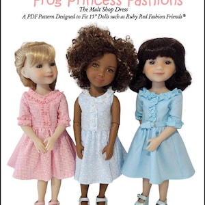 Könnte beinhalten: Drei Puppen in Kleidern. Die Puppe links trägt ein rosa Vichy-Kleid, die mittlere Puppe ein hellblaues Blumenkleid und die rechte Puppe ein hellblaues Kleid. Das Bild enthält den Text "Frog Princess Fashions" und "The Malt Shop Dress".