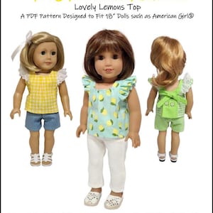 Peut inclure: Trois poupées vêtues de vêtements faits à la main. Les tenues comprennent des hauts à manches papillon, des shorts et des pantalons. Les hauts présentent des motifs de citron et de vichy. Le texte indique "Frog Princess Fashions" et "Lovely Lemons Top".