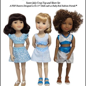 Może przedstawiać: Wzór PDF na strój dla lalki, w skład którego wchodzi niebieski top i spódniczka-spodnie. Strój jest zaprojektowany dla lalek o wysokości 38 cm, takich jak Ruby Red Fashion Friends. Wzór jest pokazany na trzech lalkach, z których każda ma inny odcień skóry i fryzurę.
