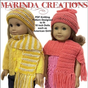 Puede incluir: Dos muñecas de 45 cm que llevan gorros y bufandas de punto. La muñeca de la izquierda lleva una bufanda a rayas amarilla y blanca y un gorro amarillo. La muñeca de la derecha lleva una bufanda rosa y un gorro rosa. El texto de la imagen dice "Marinda Creations", "Patrón de tejido PDF diseñado para muñecas de 45 cm como American Girl", "Copyright © 2023 Marinda Creations", "Gorros & Bufandas", "Nivel de habilidad: Fácil", "Peso 3 (DK/Light Worsted)", "5 US", "3,75 mm".