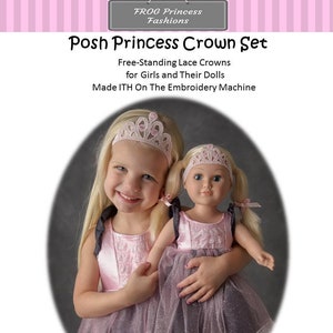 Könnte beinhalten: Ein rosa-weißes Prinzessinnen-Kronen-Set für Mädchen und Puppen. Das Set enthält zwei Kronen, eine für ein Kind und eine für eine Puppe. Die Kronen sind aus Spitze und Glitzer gefertigt. Das Bild enthält den Text "Posh Princess Crown Set" und "Free-Standing Lace Crowns for Girls and Their Dolls".
