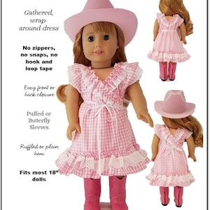 Op de afbeelding: Roze ruitjesjurk met witte kant en pofmouwen voor 45,7 cm poppen. De jurk heeft een geplooide wikkelvorm en een strik in de taille. Het wordt geleverd met een roze cowboyhoed en roze cowboylaarzen. "FROG Princess Fashions Sweet Tea Dress Designed to fit 18" Dolls Such as American Girl®" staat op de afbeelding.