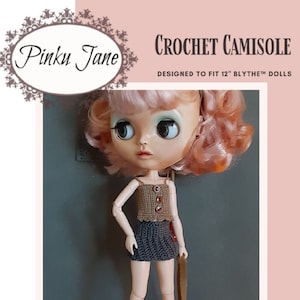 Peut inclure: Un patron de crochet pour un caraco et une jupe conçus pour les poupées Blythe de 30 cm. Le patron est de niveau facile et comprend des instructions pour crocheter avec du fil de coton et un crochet de 7 mm.