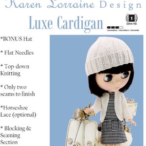 Puede incluir: Un patrón de tejido para un cárdigan blanco diseñado para muñecas como Blythe, de 28 cm (11 pulgadas) de alto. El patrón incluye instrucciones para un gorro a juego y está clasificado como un proyecto de nivel intermedio. La imagen muestra una muñeca con el cárdigan y el gorro, conduciendo un scooter blanco.