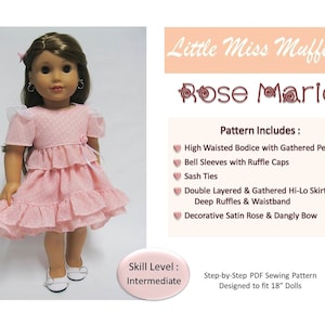 Peut inclure: Une robe à pois rose et blanc avec un corsage à volants, des manches bouffantes et une jupe à étages. La robe est conçue pour les poupées de 45,7 cm et est étiquetée "Rose Marie" et "Little Miss Muffett". Le patron comprend des liens de ceinture, des volants profonds et une rose en satin décorative et un nœud tombant. Le niveau de compétence pour ce patron de couture est intermédiaire.