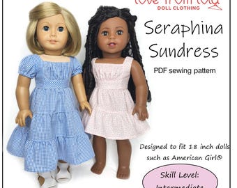 Pode incluir: Duas bonecas vestindo vestidos de verão. Uma boneca está usando um vestido azul xadrez e a outra um vestido floral rosa. A imagem inclui o texto "Seraphina Sundress" e "Projetado para bonecas de 45,7 cm como American Girl®". O nível de habilidade é intermediário.