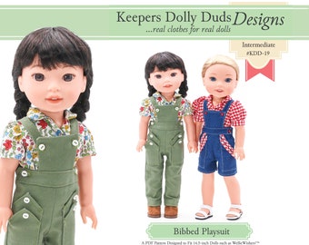 Puede incluir: Un patrón de costura PDF para un mono con babero para muñecas de 36,8 cm. El patrón se llama "Bibbed Playsuit" y está etiquetado como "Intermedio" y "#KDD-19". El patrón está ilustrado con tres muñecas que llevan el mono en diferentes colores.