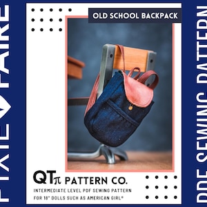 Könnte beinhalten: Ein PDF-Nähmuster für einen Old-School-Rucksack für 45 cm Puppen. Das Muster stammt von QT Pattern Co. und ist ein Nähprojekt für Fortgeschrittene. Das Bild zeigt einen Rucksack aus Jeans mit einer braunen Lederklappe und einem Stern auf der Vorderseite.