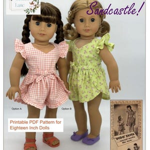 以下が含まれることがあります： 18インチのドール用の印刷可能なPDF縫製パターン。ギンガムチェックと花柄のドレスを着た2体のドールが描かれています。このパターンは、1945年の「Dido Suits」の広告からインスピレーションを得ています。