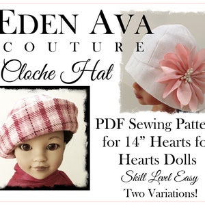 Puede incluir: Patrón de costura PDF para un sombrero cloche para muñeca de 35,5 cm. El patrón incluye dos variaciones y está clasificado como nivel de dificultad fácil. La imagen muestra una muñeca con un sombrero cloche de cuadros rosa y blanco y un sombrero cloche blanco con una flor rosa.