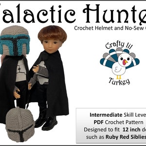 Puede incluir: Un patrón de crochet para un casco y una capa inspirados en Mandalorian, adecuados para muñecas de 30 cm. El patrón está diseñado para niveles de habilidad intermedios y es adecuado para muñecas como Ruby Red Siblies. La imagen muestra una muñeca con el casco y la capa terminados.