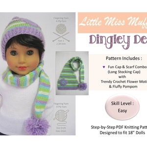 Könnte beinhalten: Ein Strickmuster für ein gestreiftes Mützen- und Schals-Set in Lila und Grün mit einem Blumenmotiv und einem Bommel. Das Muster ist für 45,7 cm große Puppen konzipiert und trägt den Titel "Little Miss Muffett Dingley Dell".