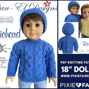 Puede incluir: Patrón de tejido de punto PDF para muñecas de 46 cm, con un suéter azul tejido con un patrón de punto de cable. El patrón se llama "Richard" y está diseñado por Dan-El Designs. El patrón está disponible en el sitio web www.pixiefaire.com.