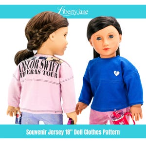 Peut inclure: Deux poupées vêtues de vêtements de poupées. L'une porte un t-shirt rose à manches longues avec "TAYLOR SWIFT THE ERAS TOUR" imprimé au dos. L'autre porte un t-shirt bleu à manches longues avec un cœur blanc.