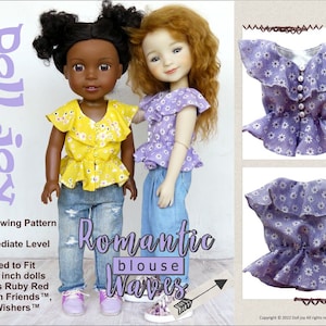Op de afbeelding: PDF-naaipatroon voor een poppenblouse met geruite mouwen en een geplooide taille. Het patroon is ontworpen om te passen op poppen van 14,5-15 inch, zoals Ruby Red Fashion Friends en WellieWishers. Het patroon wordt getoond op twee poppen die de blouse dragen in gele en paarse bloemenprints.
