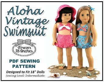 Könnte beinhalten: PDF-Schnittmuster für einen Aloha Vintage Badeanzug, der für 45,7 cm große Puppen geeignet ist. Das Schnittmuster ist für ein mittleres Nähniveau gedacht. Das Bild zeigt zwei Puppen, die den Badeanzug in Rosa und Blau tragen.