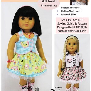 Op de afbeelding: Een naaipatroon voor een poppenoutfit, met een haltertop en een gelaagde rok. Het patroon is ontworpen voor poppen van 45,7 cm, zoals American Girl poppen. Het patroon bevat een stapsgewijze PDF-naaihandleiding. De afbeelding toont twee poppen die de outfit dragen, een met een blauw-wit geruit top en een groen-gele rok, en de andere met een roze-wit geruit top en een roze-witte bloemenrok.