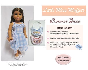 Pode incluir: Uma boneca vestindo um vestido xadrez azul e branco e uma bolsa combinando. A imagem inclui um padrão de costura para bonecas de 45 cm, apresentando um vestido de verão, saia e bolsa de compras. O nível de habilidade é intermediário.