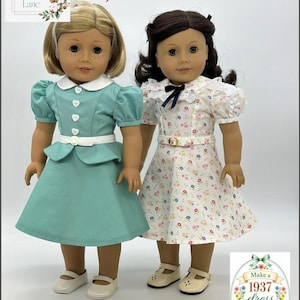 Peut inclure: Deux poupées vêtues de robes vintage. L'une porte une robe turquoise avec un col et une ceinture blancs, l'autre une robe à fleurs. L'image comprend le texte "Let's Be Friends!" et "Printable PDF Pattern for Eighteen Inch Dolls".