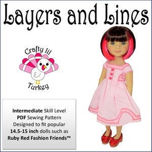 Könnte beinhalten: Ein PDF-Schnittmuster für ein mehrlagiges Kleid in Rosa und Weiß mit rotem Besatz. Das Schnittmuster ist für Puppen von 14,5 bis 15 Zoll, wie z. B. Ruby Red Fashion Friends, konzipiert. Das Schnittmuster trägt den Titel "Layers and Lines" und zeigt eine niedliche Truthahn-Illustration.