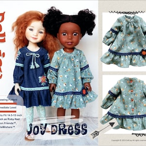 Może przedstawiać: Obraz przedstawia dwie lalki, jedną z rudymi włosami, drugą z czarnymi włosami, każda w sukience. Sukienki są dżinsowe niebieskie i turkusowe z kwiatowymi detalami. Na zdjęciu widoczna jest również turkusowa sukienka z kwiatowym wzorem i ciemnoniebieskim wykończeniem. Tekst na zdjęciu brzmi "Doll Joy" i "JOY DRESS".