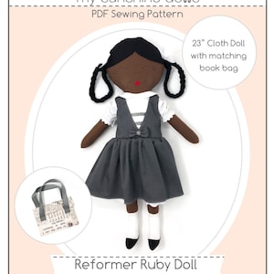 Op de afbeelding: Een naaipatroon voor een 58 cm grote stoffen pop met een bijpassende boekentas. De pop is een zwart meisje dat een grijze jurk en witte sokken draagt. Het patroon is getiteld "Reformer Ruby Doll" en maakt deel uit van de "Women in History Collection". Het patroon is geclassificeerd als "Gemiddeld".