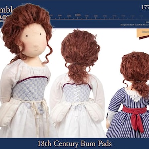 Può includere: Un cartamodello per cuscinetti da fianchi del XVIII secolo per bambole da 46 cm. L'immagine mostra tre bambole con capelli color mogano che indossano abiti storici, tra cui un corsetto blu a motivi con allacciatura e un vestito a righe.