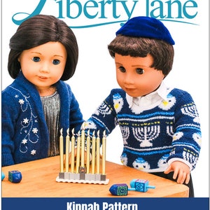 Può includere: Un modello di cucito per una kippa blu progettata per bambole di 45,7 cm, come le bambole American Girl. Il modello è mostrato con due bambole, una indossa un maglione blu con un motivo di menorah e l'altra indossa un maglione blu con un motivo a stella. Il modello è intitolato "Kippah Pattern" e include il testo "Designed to Fit 18 inch Dolls" e "Such as American Girl Doll".