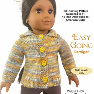 Könnte beinhalten: Eine Puppe trägt einen gestrickten Cardigan mit gelben Knöpfen. Der Cardigan ist mehrfarbig mit gelben, blauen und grauen Streifen. Der Text auf dem Bild lautet "EASY GOING Cardigan" und "PDF Strickmuster für 45.7 cm Puppen wie American Girl®".