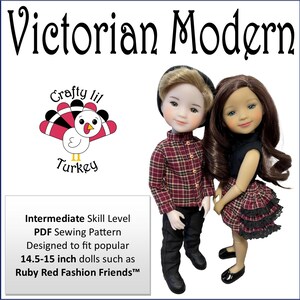 Pode incluir: Padrão de costura PDF para roupas de estilo vitoriano para bonecas de 14,5-15 polegadas. O padrão é projetado para se ajustar a bonecas populares como Ruby Red Fashion Friends. A imagem mostra duas bonecas vestindo as roupas, um menino com uma camisa xadrez e calças, e uma menina com uma blusa preta e uma saia vermelha e preta.
