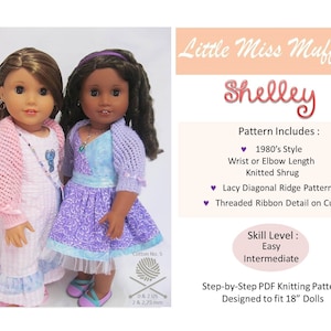 Könnte beinhalten: Ein Strickmuster für eine 45,7 cm große Puppenjacke mit dem Titel "Little Miss Muffett Shelley". Das Muster beinhaltet eine Strickjacke im Stil der 1980er Jahre mit einem zarten diagonalen Rippenmuster und einem durchgezogenen Banddetail am Ärmel. Das Muster ist in den Schwierigkeitsgraden leicht und mittel verfügbar.