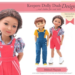 Op de afbeelding: Een PDF-naai-patroon voor een playsuit met een schort voor 38 cm poppen. Het patroon heet "Bibbed Playsuit" en is ontworpen voor poppen zoals Ruby Red Fashion Friends. Het patroon is geclassificeerd als "Intermediair" en heeft het nummer #KDD-19.