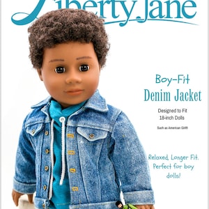 Può includere: Un cartamodello per una giacca di jeans blu per bambole di 45 cm. Il cartamodello è progettato per una vestibilità rilassata e più lunga, perfetta per le bambole maschio. Il cartamodello è di Liberty Jane Clothing.