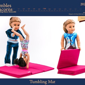 Puede incluir: Una colchoneta de gimnasia plegable rosa para muñecas de 46 cm. La colchoneta está doblada por la mitad y la sostiene una muñeca que lleva un leotardo azul. La colchoneta está diseñada para usarse con muñecas como las muñecas American Girl.