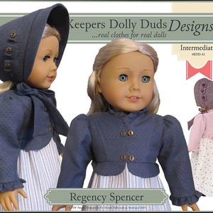 Könnte beinhalten: Eine Puppe in einem Regency Spencer-Outfit, bestehend aus einer blauen Haube und Jacke mit dekorativen Knöpfen. Die Puppe trägt auch ein weiß-blau gestreiftes Kleid. Der Text auf dem Bild lautet "Keepers Dolly Duds Designs" und "Regency Spencer".