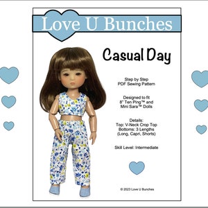 Może przedstawiać: Wzór szycia PDF na codzienny strój dla lalek o wysokości 20 cm. Wzór zawiera top z dekoltem w kształcie litery V i spodnie w trzech długościach: długie, capri i krótkie. Wzór jest przeznaczony dla lalek Ten Ping i Mini Sara. Poziom trudności: średni. Na zdjęciu widać lalkę ubraną w ten strój.