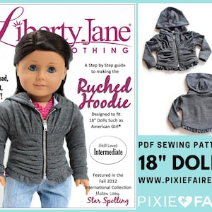 Może przedstawiać: Wzór szycia PDF na bluzę z kapturem dla lalki o wysokości 45,7 cm. Wzór nosi nazwę "Ruched Hoodie" i jest zaprojektowany do dopasowania do lalek takich jak American Girl. Wzór pochodzi od Liberty Jane Clothing i jest dostępny na Pixie Faire.