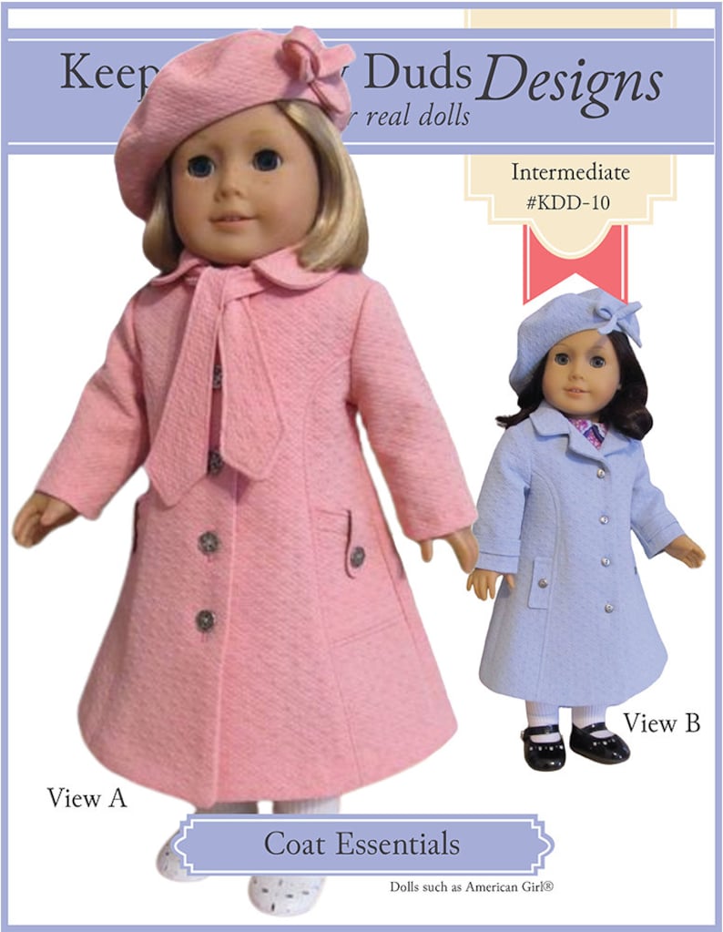 Puede incluir: Un patr&oacute;n de costura para un abrigo de mu&ntilde;eca, con dos vistas diferentes. La vista A es un abrigo rosa con un cuello blanco y un lazo blanco. La vista B es un abrigo azul claro con un cuello blanco. El patr&oacute;n es para mu&ntilde;ecas como las mu&ntilde;ecas American Girl. El patr&oacute;n est&aacute; etiquetado como "Coat Essentials" y "Intermedio #KDD-10".