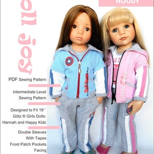 Może przedstawiać: Wzór szycia PDF na bluzę z zamkiem błyskawicznym, zaprojektowaną dla lalek Götz® Girls Dolls o wysokości 19 cali: Hannah i Happy Kidz. Wzór zawiera podwójne rękawy z taśmami, przednie kieszenie naszywane, podszewkę i zamek błyskawiczny. Na zdjęciu widać dwie lalki w gotowych bluzach w różnych kolorach.