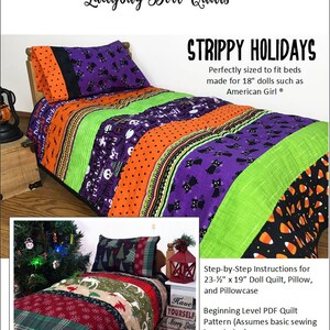 Puede incluir: Un juego de edredón y almohada para cama de muñeca con temática de Halloween con un edredón a rayas morado, verde, naranja y negro, una funda de almohada morada y negra con gatos negros y una almohada con un patrón de calavera y huesos cruzados en blanco y negro. El edredón está diseñado para muñecas de 45,7 cm. Strippy Holidays. Copyright 2019 Ladybug Doll Quilts.