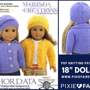 Peut inclure: Patron de tricot PDF pour poupées de 45 cm. Le patron comprend des instructions pour deux cardigans et deux bonnets. L'image montre deux poupées portant les vêtements tricotés en violet et jaune. Le patron est conçu pour s'adapter aux poupées de 45 cm telles que American Girl. Le patron est disponible sur Pixie Faire.