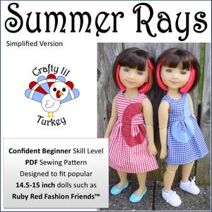 Könnte beinhalten: PDF-Schnittmuster zum Nähen von Sommerkleidern für 36,8 bis 38,1 cm große Puppen. Das Schnittmuster ist für fortgeschrittene Anfänger geeignet. Das Bild zeigt zwei Puppen, die die Kleider tragen, eines in rot-weißem Gingham und das andere in blau-weißem Gingham.