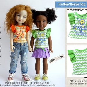 Może przedstawiać: Wzór szycia PDF na bluzkę z falbankami dla lalek o wysokości 14,5-15 cali. Wzór jest przeznaczony dla osób o średnim poziomie umiejętności szycia. Na zdjęciu widać dwie lalki w bluzkach, jedna z zielono-białym wzorem w chevron, a druga z kwiatowym wzorem. Na przodzie bluzki nadrukowany jest napis "Sweet Girl".