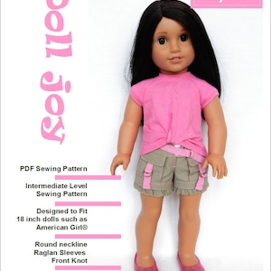 Könnte beinhalten: Ein Nähmuster für ein rosa-grünes Puppenoutfit für 45,7 cm große Puppen. Das Muster enthält Anleitungen für ein rosa T-Shirt mit einem Knoten vorne und einer grünen Cargo-Shorts. Das Muster trägt den Titel "Joy Tee" und ist als Nähmuster für Fortgeschrittene gekennzeichnet.