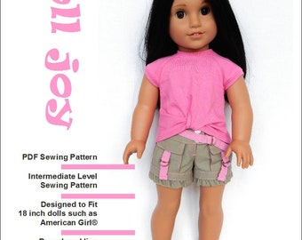 Könnte beinhalten: Ein Nähmuster für ein rosa-grünes Puppenoutfit für 45,7 cm große Puppen. Das Muster enthält Anleitungen für ein rosa T-Shirt mit einem Knoten vorne und einer grünen Cargo-Shorts. Das Muster trägt den Titel "Joy Tee" und ist als Nähmuster für Fortgeschrittene gekennzeichnet.
