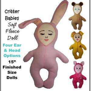 Può includere: Quattro modelli di giocattoli di peluche per realizzare bambole di pile morbide da 38 cm. I modelli includono un coniglio rosa, un orso marrone, un cane giallo e un maiale rosa. Il testo sull'immagine recita "Critter Babies, Soft Fleece Doll, Four Ear & Head Options, 15" Finished Size Dolls, Skill Level Intermediate, Copyright©2018 Frog Pond Toys".