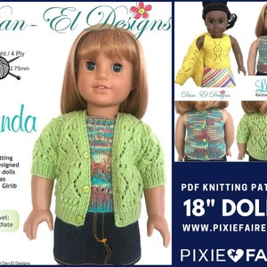 Könnte beinhalten: PDF Strickmuster für 46 cm Puppen, genannt "Linda", mit einer grünen Strickjacke mit Knöpfen und einem weißen und blauen gestreiften Tanktop. Das Muster wurde von Dan-El Designs entworfen und ist auf Pixie Faire erhältlich.
